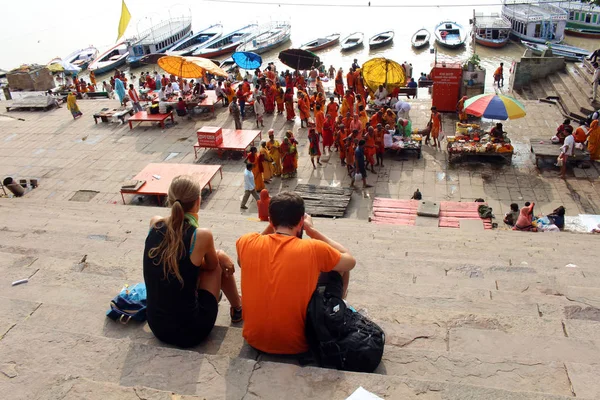 Traducción Turistas Observando Gente Local Ocupada Preparando Rituales Assi Ghat —  Fotos de Stock