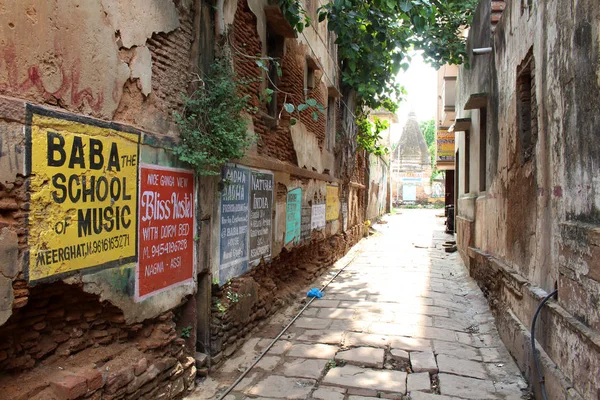 狭いとカラフルな路地 のプラス バラナシ インドでは 撮影した 2018年 — ストック写真