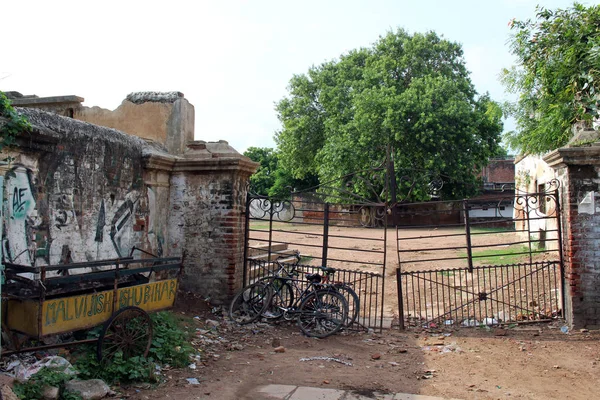 Viejo Abandonado Rickshaw Bicicleta Frente Una Puerta Varanasi Tomado India — Foto de Stock