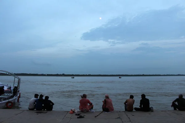 Gente Local Charlando Interactuando Merodeando Por Varanasi Ghats Por Tarde — Foto de Stock