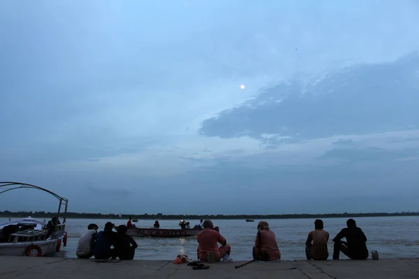 Gente Local Charlando Interactuando Merodeando Por Varanasi Ghats Por Tarde — Foto de Stock