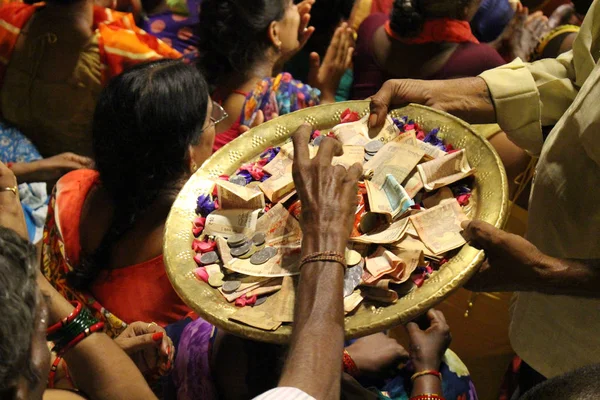 Het Aanbod Tijdens Het Ritueel Van Beroemde Brand Processie Varanasi — Stockfoto