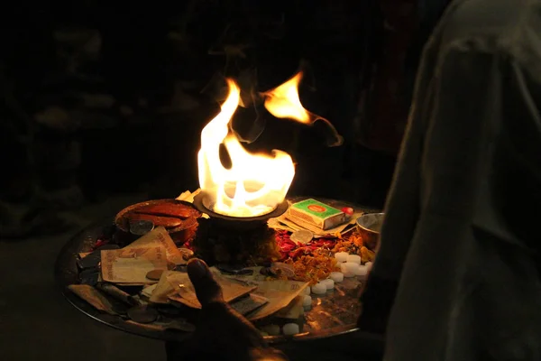 Fuego Sagrado Utilizado Para Ofrenda Durante Ritual Varanasi Tomado India —  Fotos de Stock