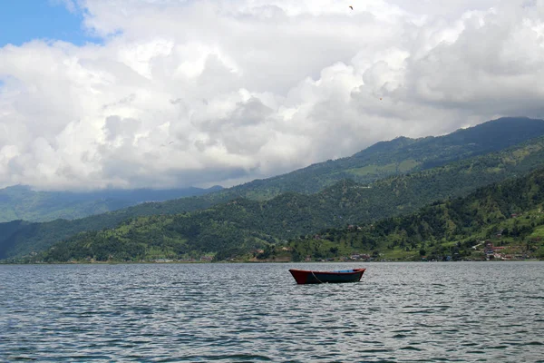 Barcos Alrededor Del Lago Phewa Colinas Pokhara Destino Turístico Popular —  Fotos de Stock