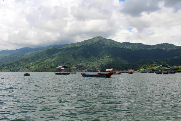 Barche Intorno Lago Phewa Colline Pokhara Una Destinazione Turistica Popolare — Foto Stock