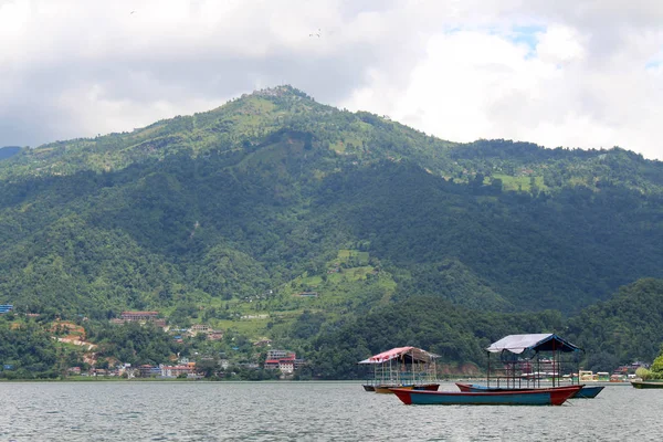 Csónak Körül Phewa Tóra Hegyekre Pokhara Egy Népszerű Idegenforgalmi Célpont — Stock Fotó