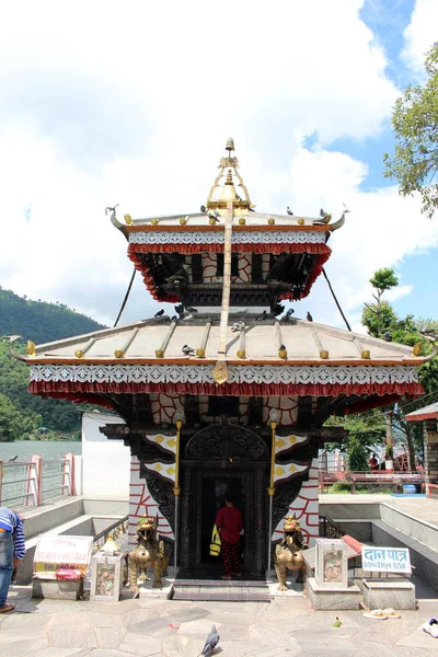 Непальский Буддистский Храм Тал Барахи Центре Озера Пхева Похаре Снято — стоковое фото