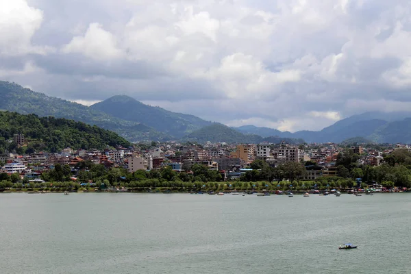 Boten Rond Phewa Lake Heuvels Pokhara Een Populaire Toeristische Bestemming — Stockfoto