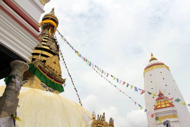 Çeviri: Dua bayrakları ve tekerlek Swayambhunath Stupa Kathmandu çevresinde. Nepal'de, Ağustos 2018 alınan.