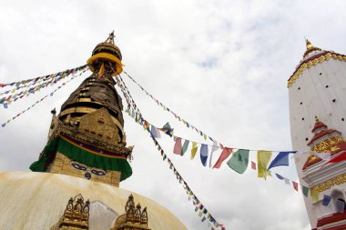 Çeviri: Dua bayrakları ve tekerlek Swayambhunath Stupa Kathmandu çevresinde. Nepal'de, Ağustos 2018 alınan.