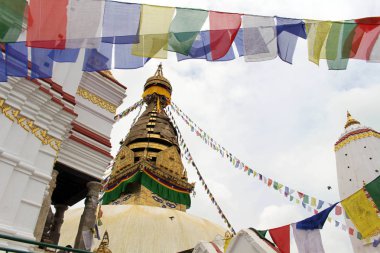 Çeviri: Dua bayrakları ve tekerlek Swayambhunath Stupa Kathmandu çevresinde. Nepal'de, Ağustos 2018 alınan.