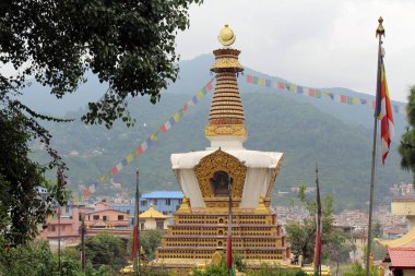Altın Buda heykelleri ve stupa Amideva Park Swayambhunath foothill üzerinde. Katmandu, Ağustos 2018 alınan.