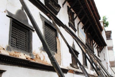 Çeviri: Windows ve Katmandu Durbar Meydanı'nda deprem sonrası destekleyici woods. Nepal'de, Ağustos 2018 alınan.