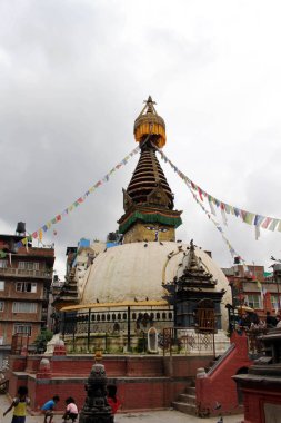 Bir sessiz stupa (ve onun eyes) Kathmandu yerel pazar ortasında. Nepal'de, Ağustos 2018 alınan.