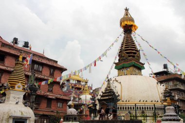 Bir sessiz stupa (ve onun eyes) Kathmandu yerel pazar ortasında. Nepal'de, Ağustos 2018 alınan.