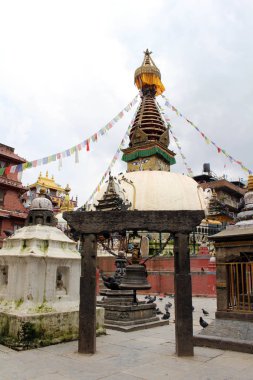 Bir Japon tapınak kapısında (yakın) bir stupa Kathmandu. Nepal'de, Ağustos 2018 alınan.