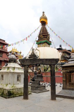Bir Japon tapınak kapısında (yakın) bir stupa Kathmandu. Nepal'de, Ağustos 2018 alınan.