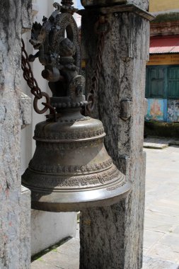 Tapınak Pashupatinath Tapınağı Kathmandu arasında karmaşık çevresinde bell. Nepal'de, Ağustos 2018 alınan.