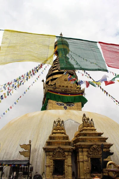 Tłumaczenie Flagi Modlitewne Koła Wokół Swayambhunath Stupa Katmandu Podjęte Nepalu — Zdjęcie stockowe