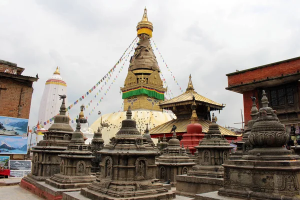 周围斯瓦扬布纳特佛塔 和它的眼睛 或加德满都猴庙 2018年8月在尼泊尔拍摄 — 图库照片