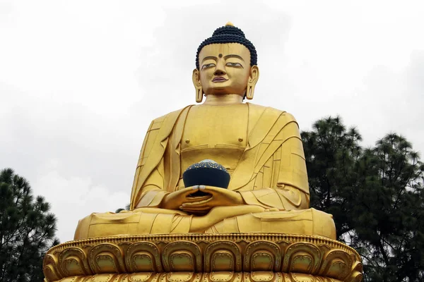 그리고 Swayambhunath의 산기슭의 언덕에 Amideva 공원에서 Stupa 2018 카트만두 — 스톡 사진