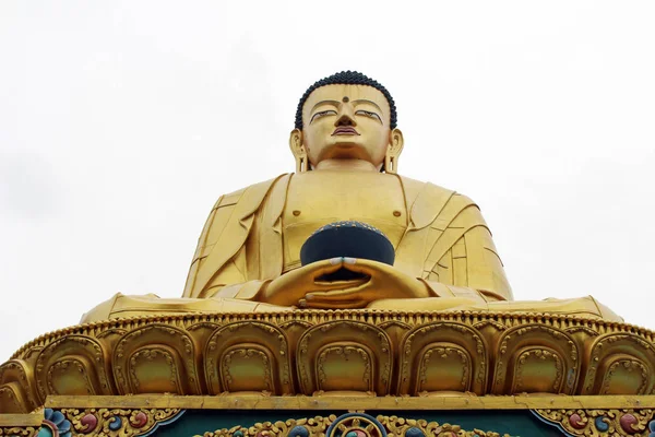 位于斯瓦扬布纳特山麓的 Amideva 公园的金佛雕像和佛塔 2018年8月在加德满都拍摄 — 图库照片