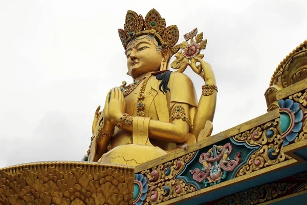 位于斯瓦扬布纳特山麓的 Amideva 公园的金佛雕像和佛塔 2018年8月在加德满都拍摄 — 图库照片