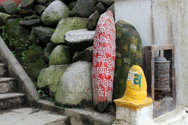 Traducción Mantra Mani Padme Hum Pintado Sobre Piedras Mani Rocas — Foto de Stock