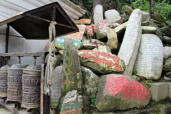 Traducción Mantra Mani Padme Hum Pintado Sobre Piedras Mani Rocas — Foto de Stock