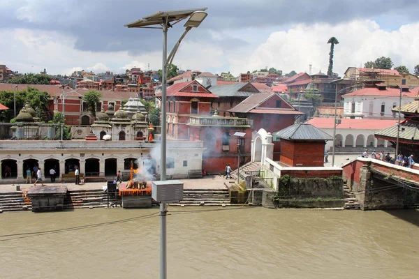 Kremaci Rituál Jednom Ghat Kolem Pashupatinath Temple Káthmándú Přijata Nepálu — Stock fotografie