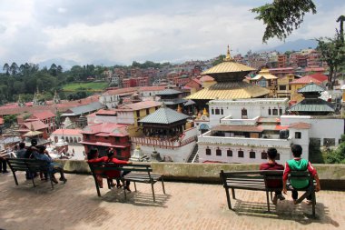 Yerel halkın nehrin karşı Katmandu Pashupatinath Tapınağı izlerken. Nepal'de, Ağustos 2018 alınan.