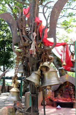 Çan ve Kali Hindu Tapınağı'nda in Dhulikhel tepenin üstünde. Nepal'de, Ağustos 2018 alınan.