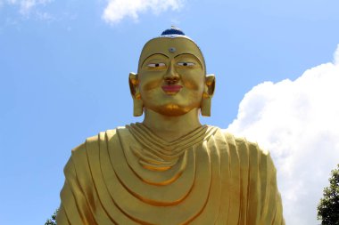 Altın Buddha heykeli Dhulikhel hill kadar yol üzerinde. Nepal'de, Ağustos 2018 alınan.