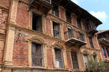 Bir evin ilginç mimarisi: kapı, duvarlar ve windows Dhulikhel eski şehir etrafında. Nepal'de, Ağustos 2018 alınan.