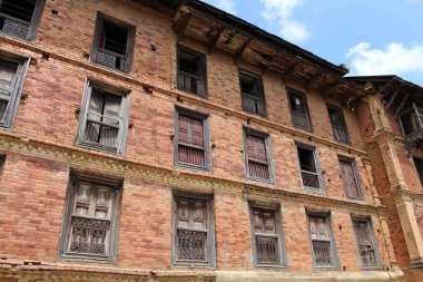 Bir evin ilginç mimarisi: kapı, duvarlar ve windows Dhulikhel eski şehir etrafında. Nepal'de, Ağustos 2018 alınan.