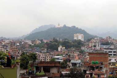 Görünümünden Swayambhunath Stupa Kathmandu çatı bulutlu gün boyunca. Nepal'de, Ağustos 2018 alınan.
