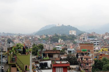 Görünümünden Swayambhunath Stupa Kathmandu çatı bulutlu gün boyunca. Nepal'de, Ağustos 2018 alınan.