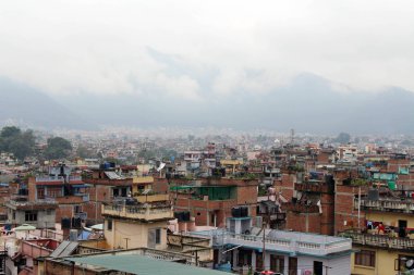 Tipik binalar ve ekipmanlarıyla Kathmandu şehir etrafında (dua bayrakları dahil olmak üzere). Nepal'de, Ağustos 2018 alınan.