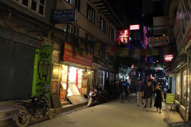 Çeviri: Thamel geceleri, Kathmandu backpacker cenneti etrafında kalabalık. Nepal'de, Eylül 2018 alınan.