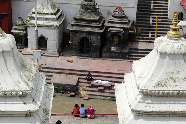 Kremaci Rituál Jednom Ghat Kolem Pashupatinath Temple Káthmándú Přijata Nepálu — Stock fotografie