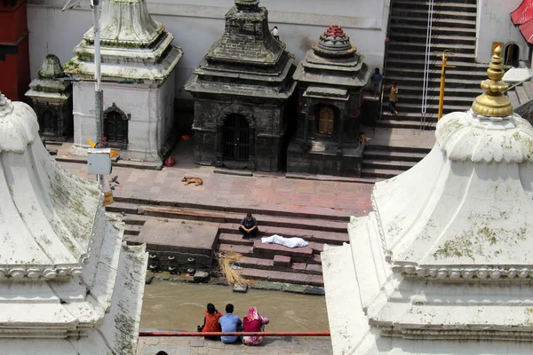 Kremaci Rituál Jednom Ghat Kolem Pashupatinath Temple Káthmándú Přijata Nepálu — Stock fotografie