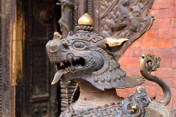 Traduzione Leone Piacciono Statue Intorno Piazza Bhaktapur Durbar Preso Nepal — Foto Stock