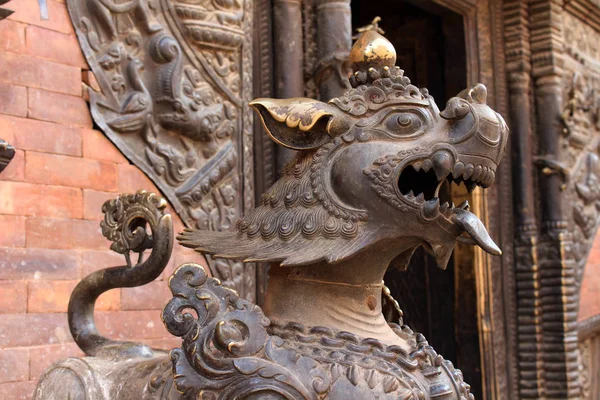 Traduzione Leone Piacciono Statue Intorno Piazza Bhaktapur Durbar Preso Nepal — Foto Stock