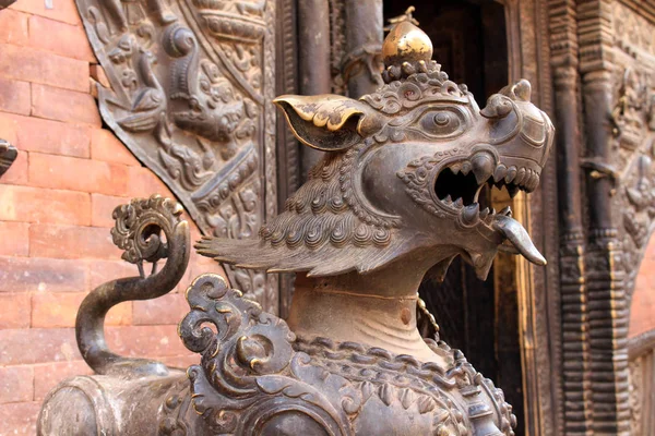 Traduzione Leone Piacciono Statue Intorno Piazza Bhaktapur Durbar Preso Nepal — Foto Stock