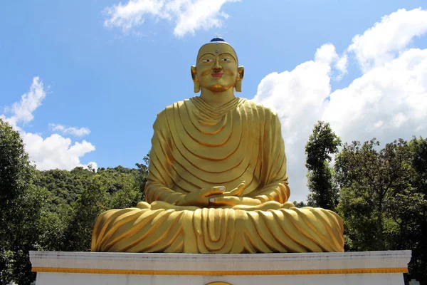 ドゥリケル丘までの途中で黄金の仏像の像 ネパールでは 撮影した 2018年 — ストック写真