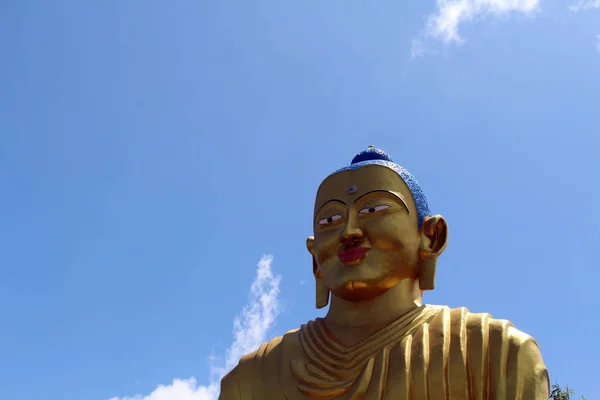 ドゥリケル丘までの途中で黄金の仏像の像 ネパールでは 撮影した 2018年 — ストック写真