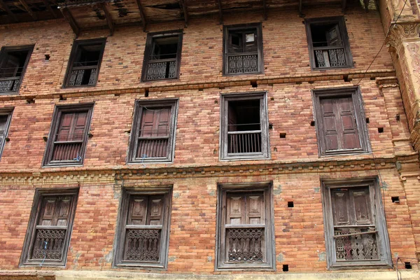 家の興味深い建築 壁および窓周りドゥリケル旧市街 ネパールでは 撮影した 2018年 — ストック写真