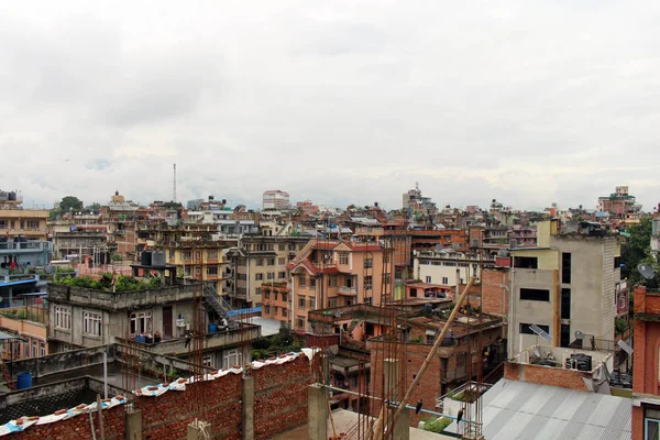 加德满都城周围典型的建筑和物业 包括祈祷旗 2018年8月在尼泊尔拍摄 — 图库照片