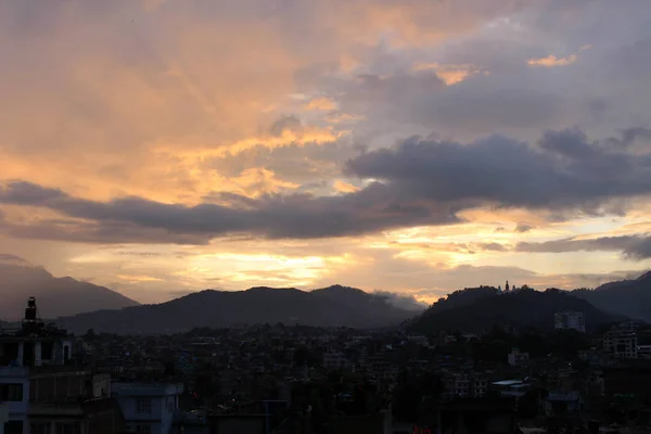 从加德满都的屋顶斯瓦扬布纳特佛塔的浪漫日落景色 2018年8月在尼泊尔拍摄 — 图库照片