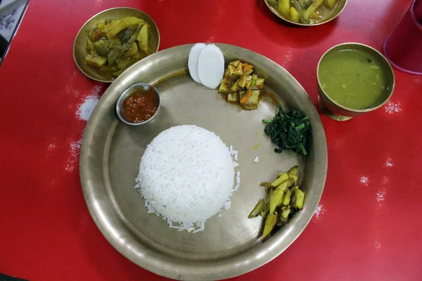 Kari Bergaya Nepal Disajikan Dengan Sayuran Dan Sup Taken Nepal — Stok Foto